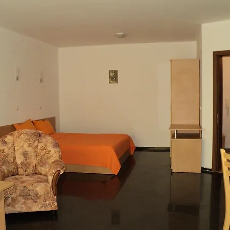 Habitación en casa particular Meni And Guest