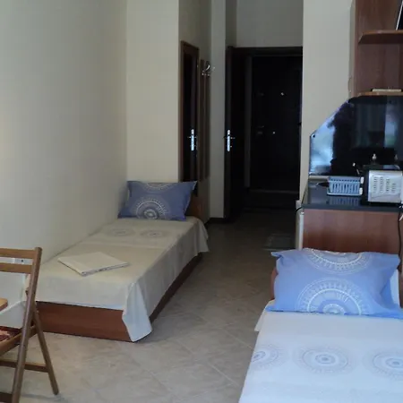 Habitación en casa particular Meni And Guest