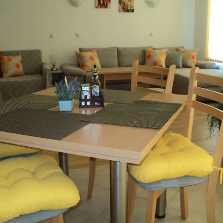 Meni And Guest Habitación en casa particular